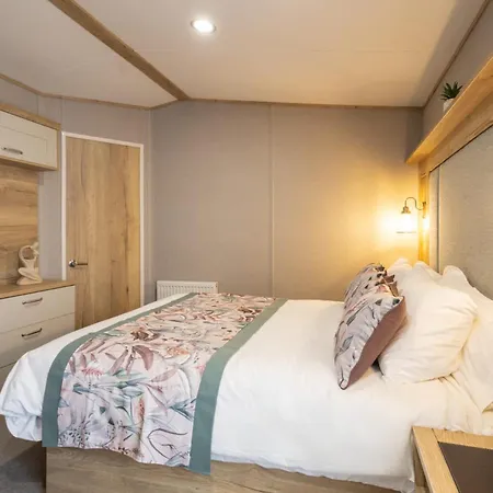 Chalet Host & - Fieldview Lodge, Ashdown Retreat