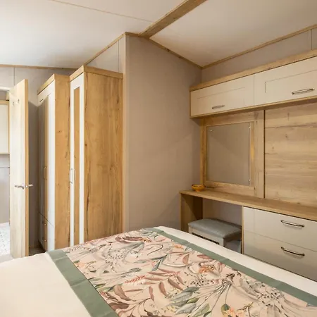Chalet Host & - Fieldview Lodge, Ashdown Retreat