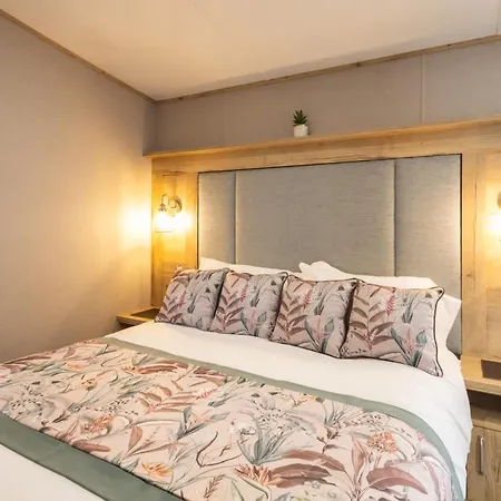 Chalet Host & - Fieldview Lodge, Ashdown Retreat