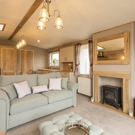 Chalet Host & - Fieldview Lodge, Ashdown Retreat *
