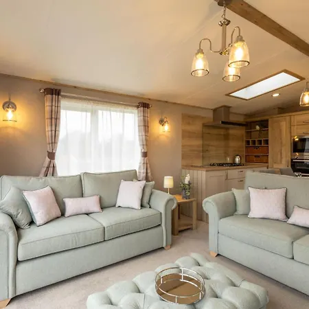 Chalet Host & - Fieldview Lodge, Ashdown Retreat